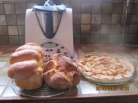 Pain au lait de Solmar, pain au tangzong (du site) et une tarte aux pommes/caramel beurre salé (moi)